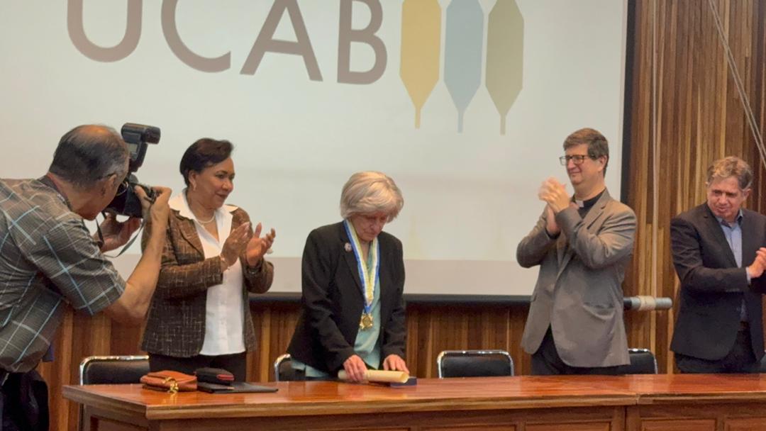 Entrega de la Orden UCAB